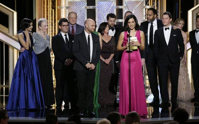 A equipe da série 'The Affair' agradece o prêmio de melhor série dramática. Foto: AP