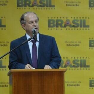Na posse, Renato Janine diz que PNE é bíblia do ministério