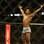 Ben Henderson pede os aplausos do público após se manter como dono do cinturão dos leves. Foto: AP