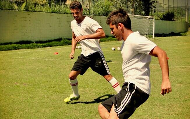 Cauã Reymond e Bruno Gissoni em treino para a novela
