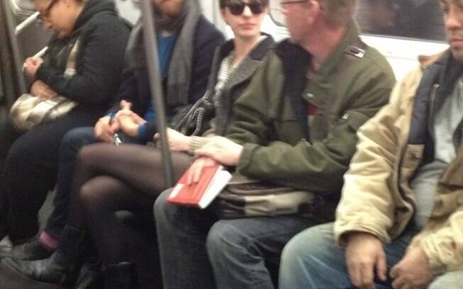 Anne Hathaway andando de metrô 