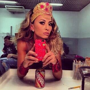Sabrina Sato posa de coroa na cabeça e cerveja na mesa