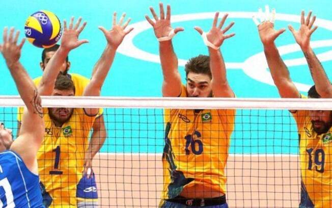 Lucão (16) bloqueia adversário da Argentina nas quartas de final Lucão (16) bloqueia adversário da Argentina nas quartas de final