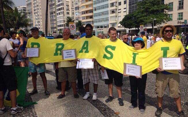 Manifestantes pedem a saída da presidente Dilma no posto 5, em Copacabana, no Rio de Janeiro. Foto: Nina Ramos/iG Rio de Janeiro