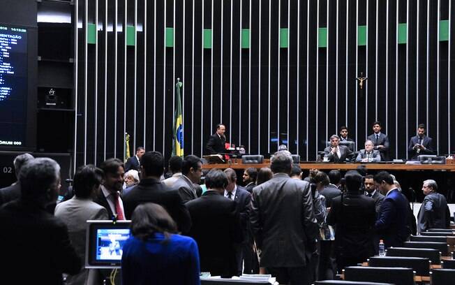 Projeto que reajusta salário dos servidores foi aprovado pela Câmara horas depois da votação da PEC do Teto de Gastos