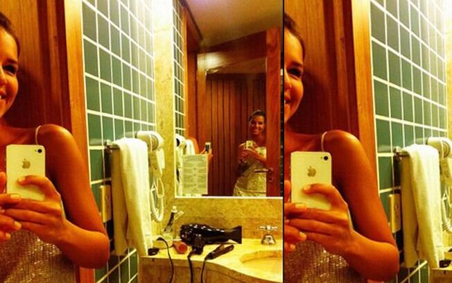 Mariana Rios brincou em frente ao espelho