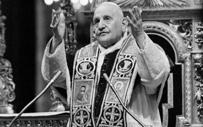 Papa 23 dá suas bênçãos em cerimônia final da primeira fase do concílio (8/12/1962)