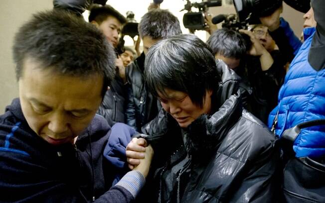 Parentes de passageiros do voo da Malaysia Airlines desaparecido aguardam por informação das buscas (9/3). Foto: AP