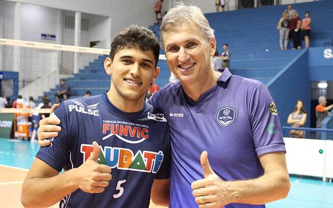 Pedro, jogando por Taubaté, já enfrentou o pai, Paulão, técnico do Bento Vôlei