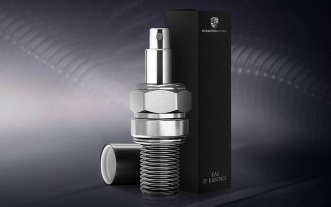 Feito com essência de óleo de motor e pedaços de borracha de pneu, o Eau d'Essence é para quem gosta do cheiro de gasolina pela manhã. Feito com essência de óleo de motor e pedaços de borracha de pneu, o Eau d'Essence é para quem gosta do cheiro de gasolina pela manhã.