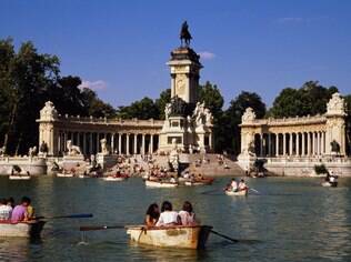 Passear de barco no Parque Retiro é boa opção em Madri