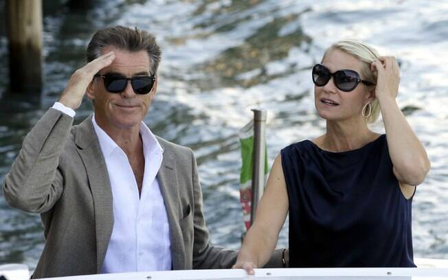 Pierce Brosnan chega de barco ao Festival de Veneza com a atriz Trine Dyrholm