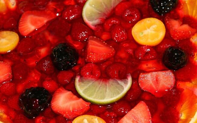 Pedaços de frutas realçam o sabor da gelatina e deixam a sobremesa mais atraente