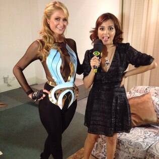 Amanda Ramalho entrevistando Paris Hilton
