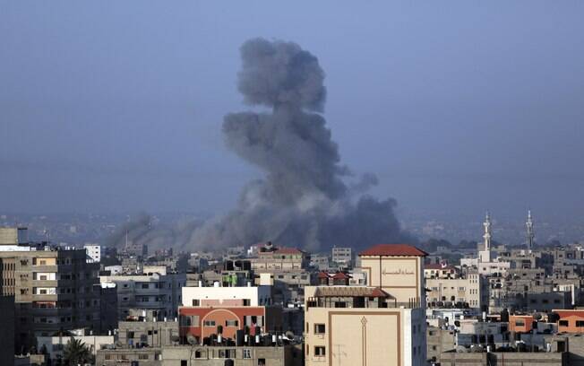 Fumaça sobe depois de ataque contra a Cidade de Gaza (10/7)