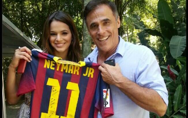 Bruna entregou presente a Oscar Magrini: uma camisa autografada por Neymar
