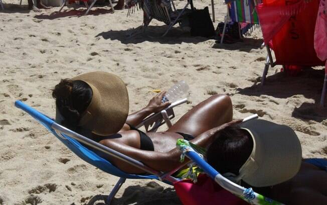 Mulher aproveita para tomar sol na Praia do Leblon, no Rio de Janeiro (04/01/2014)