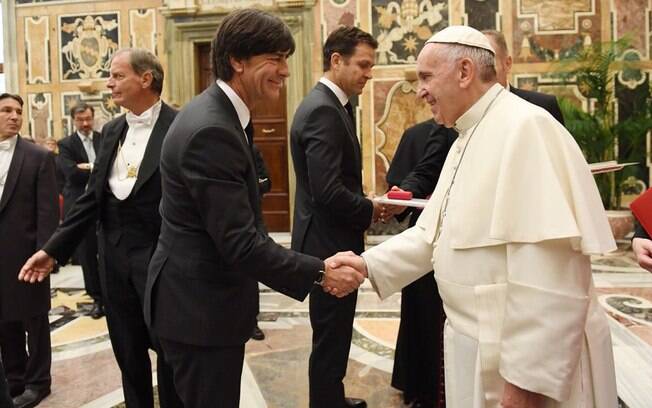 Papa Francisco recebeu o técnico da seleção alemã, Joachim Löw, no Vaticano Papa Francisco recebeu o técnico da seleção alemã, Joachim Löw, no Vaticano