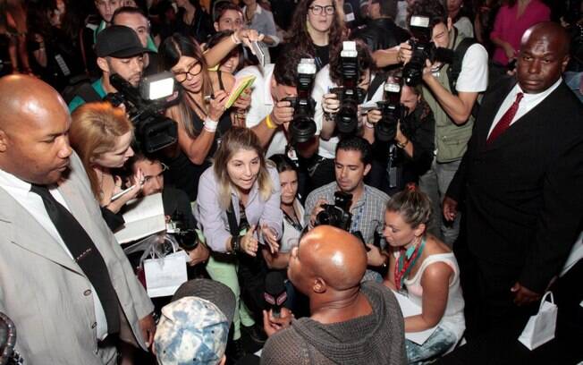 Anderson Silva mobiliza dezenas de fãs, jornalistas e fotógrafos