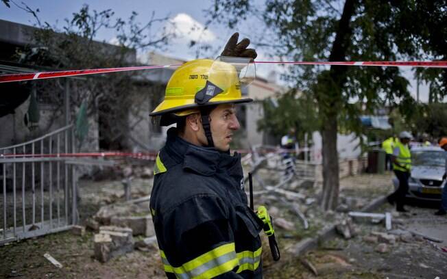 Bombeiro israelense inspeciona local atingido por fogo de militantes em Ashdod (15/7)
