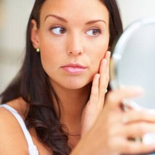 Para conseguir um visual perfeito, saiba como e quando usar o primer ou o BB Cream