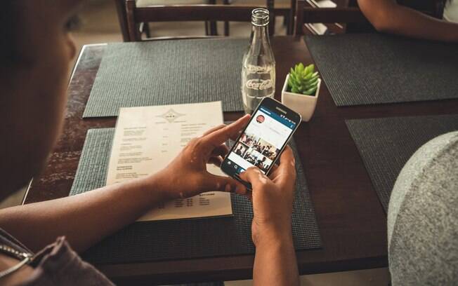 Um estudo já indicou que ver as publicações de outras pessoas no Facebook pode despertar sentimentos ruins Um estudo já indicou que ver as publicações de outras pessoas no Facebook pode despertar sentimentos ruins