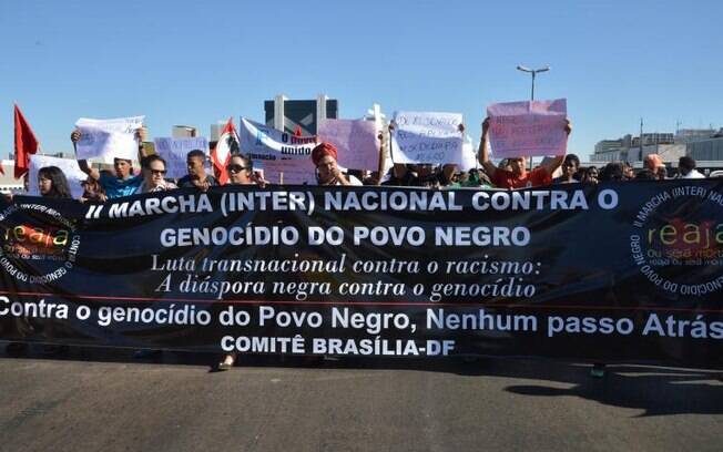 De 56 mil homicídios no Brasil por ano, 30 mil tiveram pessoas de 15 a 29 anos, 77% negros