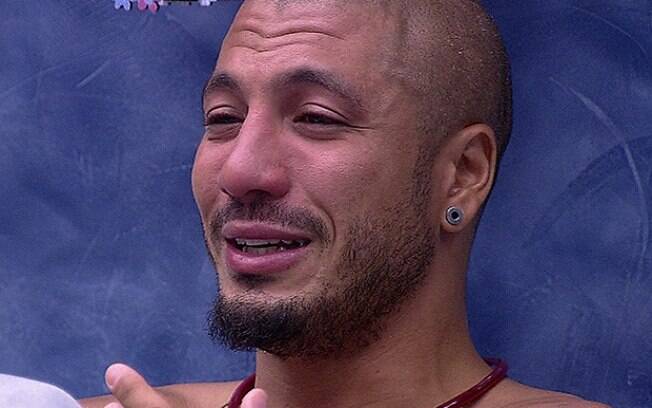 Fernando chora. Foto: Reprodução/TV Globo