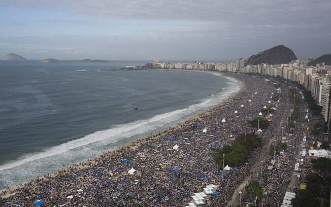 Praia de Copacabana, no Rio, é tomada por fiéis nesta manhã de domingo para o encerramento da JMJ