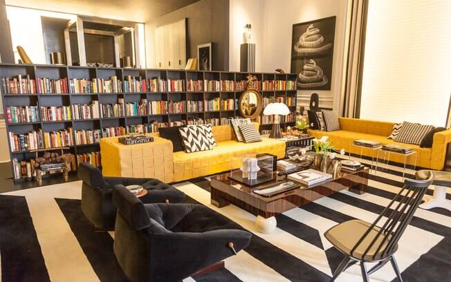 Na sala de estar de Guilherme Torres para a Casa Cor SP, há uma mistura de diferentes estampas e texturas que entram em harmonia pela combinação das cores preto e branco