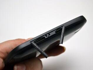 Entradas para os cartões de celular ficam na lateral do aparelho