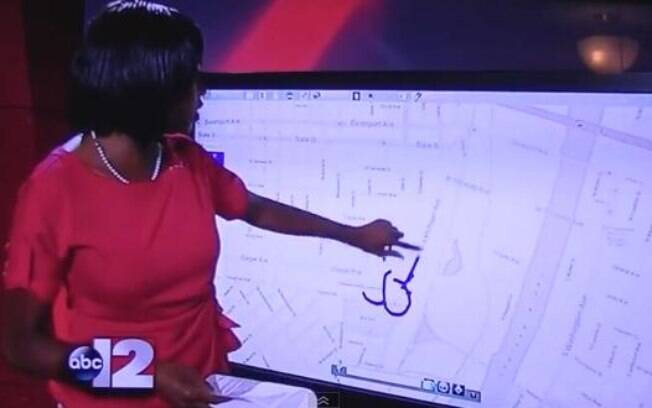 Durante transmissão de um telejornal nos EUA, a apresentadora Siobhan Riley desenhou um pênis tentando mostrar no mapa áreas afetadas por reformas nas ruas