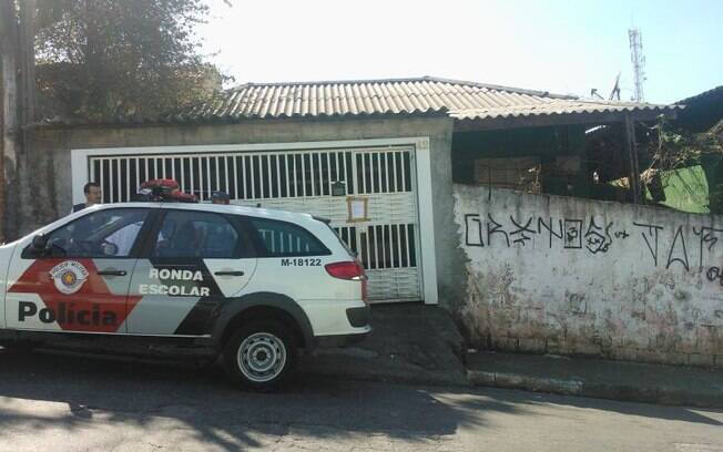 Viatura policial ainda segue em frente a residência nesta tarde, na Vila Brasilândia