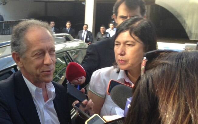 O ex-deputado federal Walter Feldman fala com a imprensa após deixar velório, nesta sexta-feira