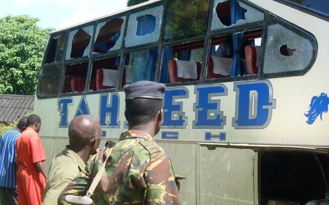 15 de junho - Armados, rebeldes do grupo islâmico Al-Shabaab renderam passageiros na cidade de Mpeketoni, no Quênia, e posteriormente mataram ao menos 48 pessoas. Foto: AP Photo
