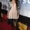 A atriz Caroline D'Amore usou blazer metalizado sobre vestidinho nude com legging de renda, com um resultado supermoderno. Foto: Getty Images