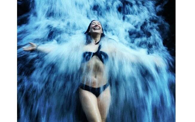 Claudia Raia toma banho de cachoeira em imagem divulgada no Instagram da atriz. "Energizada por essa incrível cachoeira", escreveu ela na legenda da foto