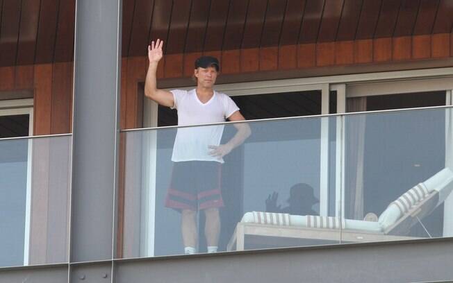 Jon Bon Jovi acena da varanda de hotel no Rio