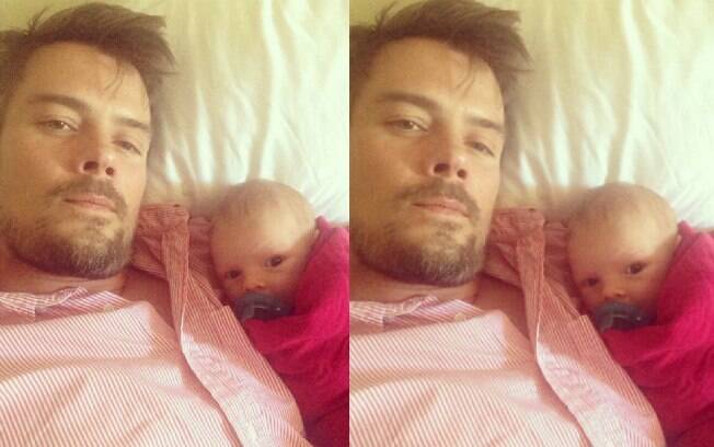 Josh Duhamel, marido de Fergie, compartilhou uma foto em que aparece deitado com o filho Axl 