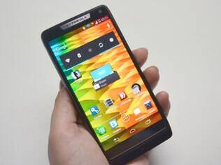 Aparelhos com sistema Android, como o Razr i, já representam 80% do mercado de smartphones no Brasil