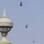 Helicópteros voam em formação sobre a avenida Champs Elysées, durante uma festa de Dia da Bastilha. Foto: AP