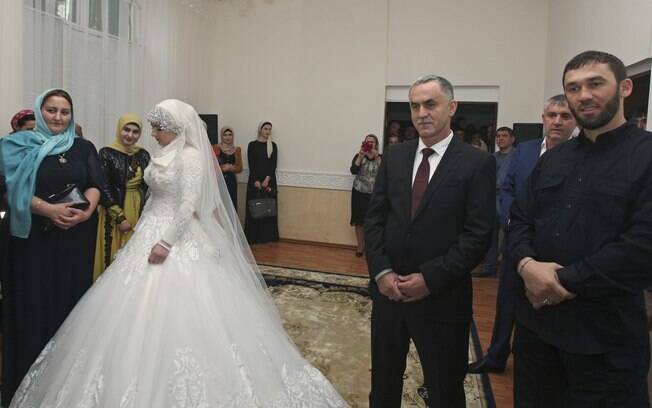 Kheda Goilabiyeva e o noivo, agente da polícia chechena Nazhud Guchigov, em escritório de registro de casamento na capital provincial de Grozny, Rússia (16/05)