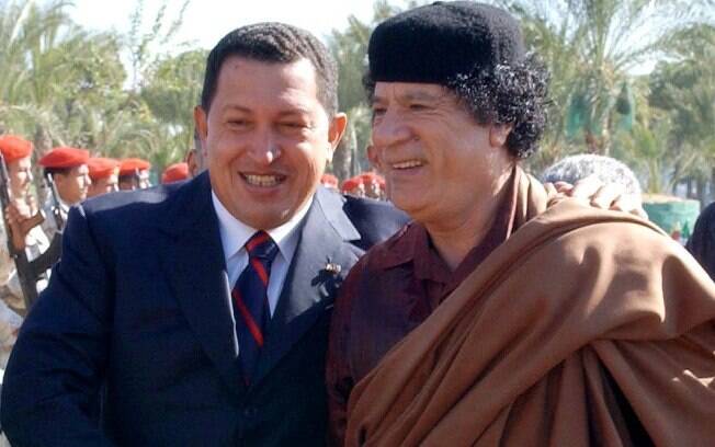 Foto divulgada pelo Palácio de Miraflores mostra Chávez ao lado do então líder líbio, Muamar Kadafi, morto em 2011, em Trípoli, em novembro de 2004