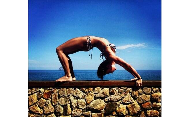 Thaila Ayala mostrou flexibilidade neste sábado (16) em foto compartilhada no Instagram