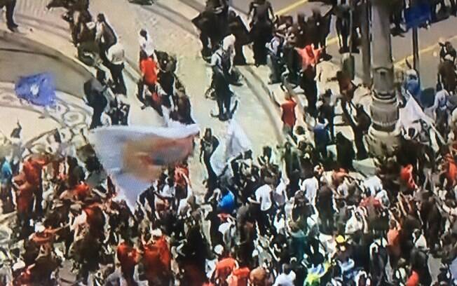 Manifestantes provocaram tumulto em ato em frente à Assembleia Legislativa do Rio (Alerj) nesta quarta-feira