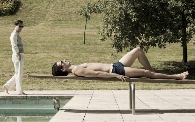 O estilista Yves Saint Laurent (Pierre Niney) aparece deitado à beira da piscina em cena da cinebiografia que leva seu nome. O longa tem estreia marcada para o dia 24 de abril