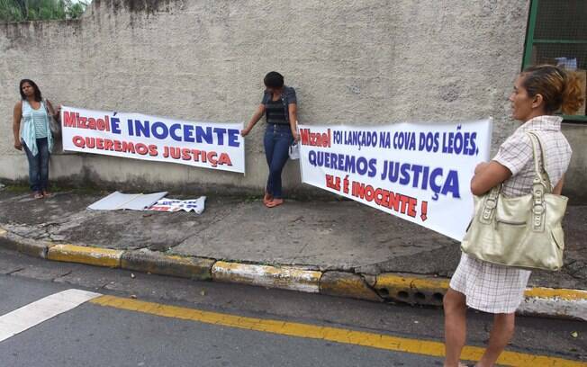 Populares em frente ao Fórum de Guarulhos pedem absolvição de Mizael; júri pode durar cinco dias