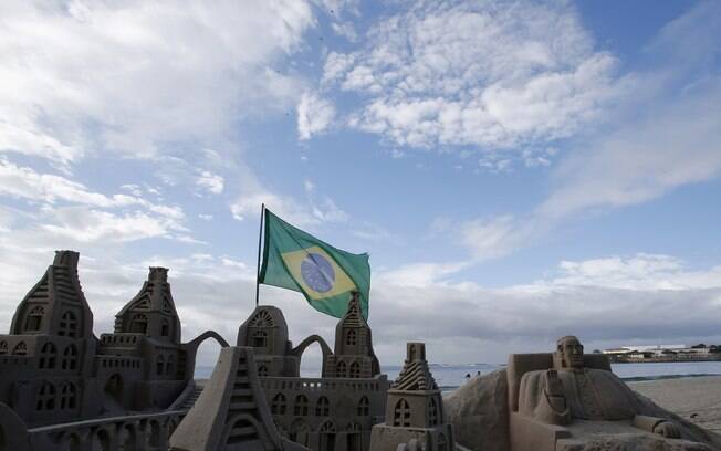 Escultura de areia do papa Francisco feita na praia de Copacabana, no Rio de Janeiro.