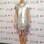 A atriz Margo Stilley escolheu vestido curto prateado com franjas e recortes, um arraso. O sapato rosa, também metalizado, dá cor ao look. Foto: Getty Images