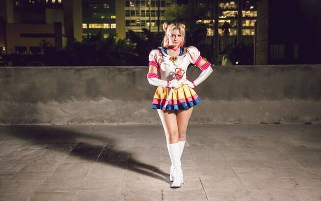 A garota é quem costura as fantasias do grupo